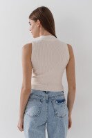 Жилет трикотажный однотонный женский Yifang 299 One Size Молочный  Фото №3