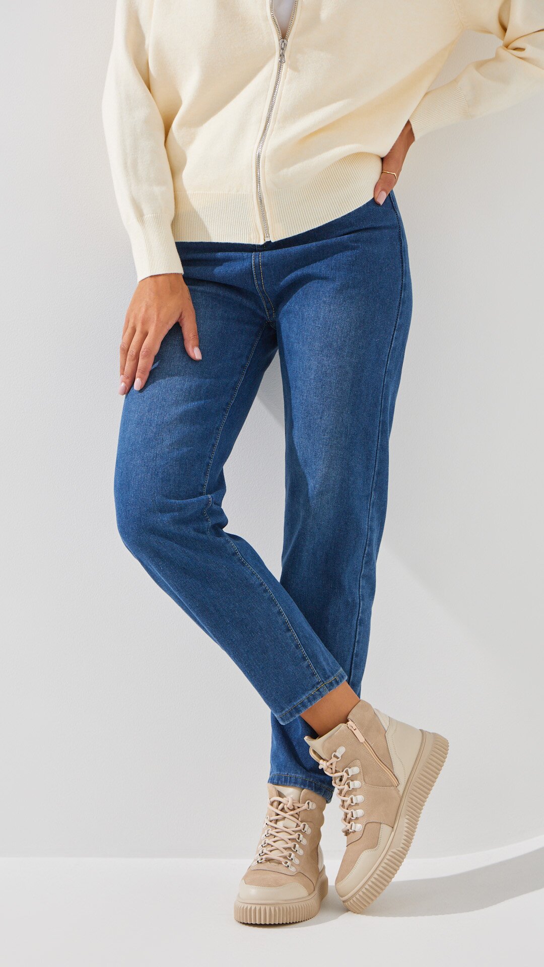 Купити Джинси однотонні Mom Fit жіночі 1908 S Синій Артикул: 2000999193200 Фото повноекранне №2