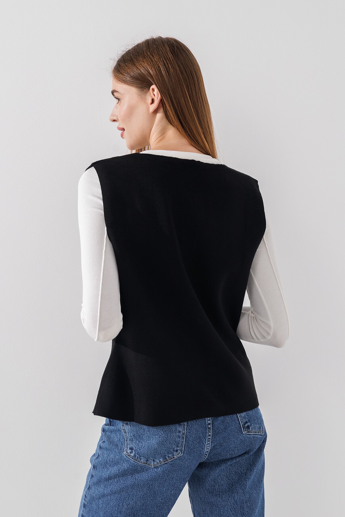 Жилет однотонний трикотажний жіночий Park karon 10840 One size Чорний (2000990651198D)  Фото №4